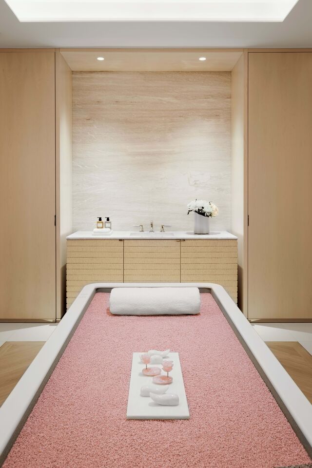 No primeiro andar, o spa oferece oito salas de tratamento, cada uma com um design exclusivo inspirado nos códigos da Maison.