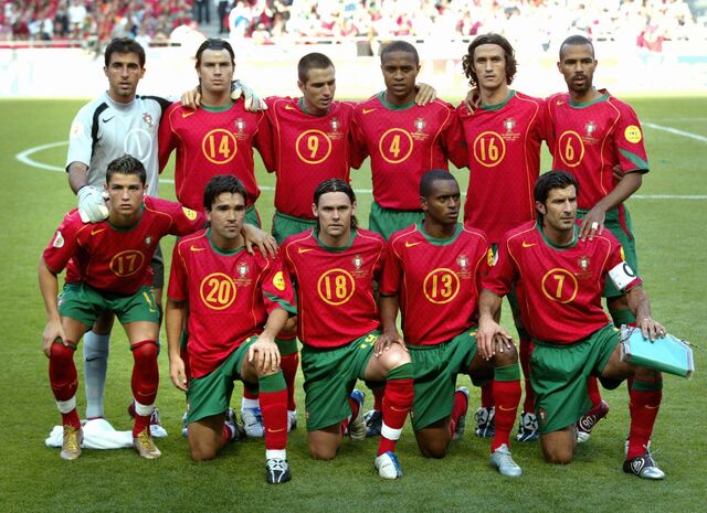 Jogadores da seleção nacional de futebol de Portugal, a 4 de julho de 2004, no Estádio da Luz, em Lisboa, antes do jogo da final do Euro 2004 entre Portugal e a Grécia. (Em cima, da esquerda para a direita) Ricardo, Nuno Valente, Pauleta, Jorge Andrade, Ricardo Carvalho e Costinha. (Primeira fila, da esquerda para a direita) Cristiano Ronaldo, Deco, Maniche, Miguel e Luís Figo.