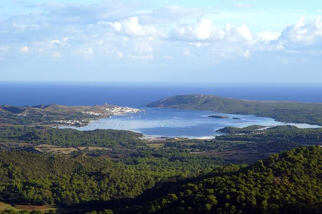Uma subida até ao Monte Toro, mesmo no centro do território, naquele que é o seu ponto mais alto (358 metros), dá-nos uma ideia da amplitude da ilha e dos seus recortes.