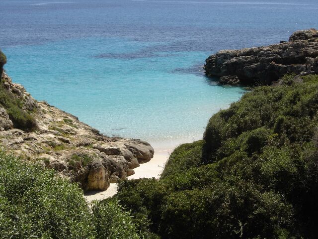 Menorca tem cerca 700 quilómetros quadrados e 130 playas. Referimo-nos a praias com areia, porque se falarmos de calas, aqueles recortes de costa onde é possível mergulhar e nadar, elas são quase a perder de vista.