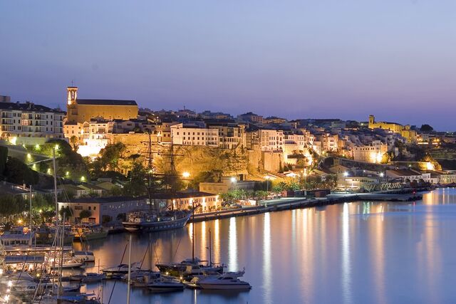 Mahón (ou Maó, como dizem os locais), com o seu grande porto natural, o segundo maior do mundo, é hoje uma capital mais administrativa.