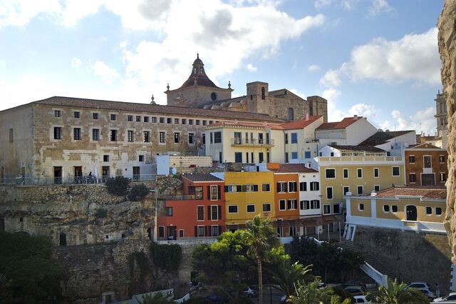 A Ciutadella parece ter preservado melhor o lado mais pitoresco da ilha. Nas suas ruas descobrem-se muitos cafés e esplanadas, bem como um palpitante comércio tradicional, onde lojas quase centenárias convivem paredes meias com artistas e designers vindos de fora.