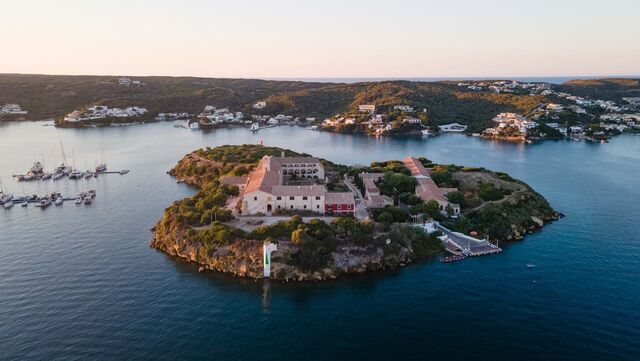 Na Illa Del Rei, é possível visitar o antigo hospital militar, construído pelos ingleses em 1711 e recentemente reabilitado por uma fundação de voluntários