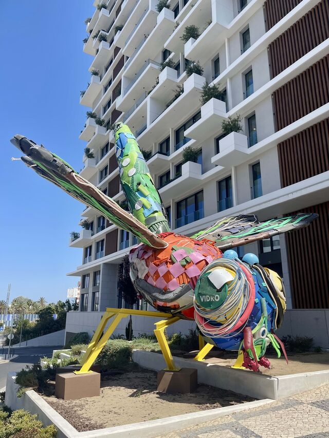 "Plastic Dragonfly" faz parte da subsérie "Plastic", onde, ao contrário de outras obras que podem ser pintadas, os materiais são deixados expostos. Isso permite que os espectadores identifiquem mais facilmente os componentes da escultura.
