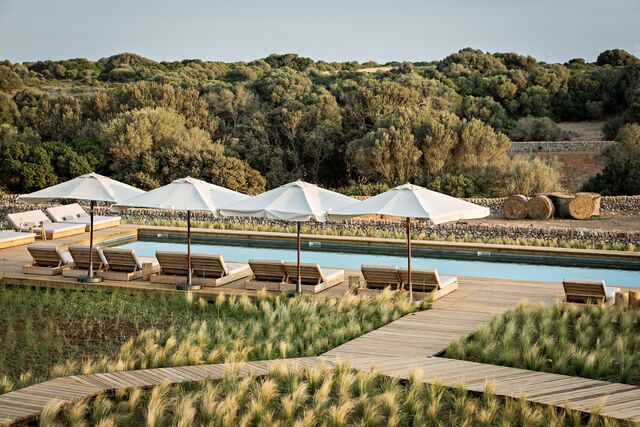 Torre Vella, um pequeno hotel rural inaugurado em 2019, com apenas 17 quartos, muitos deles com grandes terraços e piscinas privadas.
