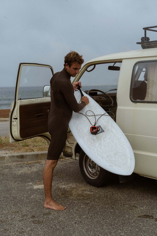 O mais recente avanço nesta estratégia é a introdução do Mineralprene, um material sustentável que promete revolucionar a experiência de surf, combinando conforto, durabilidade e uma pegada ecológica significativamente reduzida.