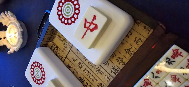 Isso é bem evidente na manteiga infusionada com molho de soja envelhecido, servida em forma de peças de mahjong e em velhas caixas do jogo, que o próprio chef comprou na viagem.