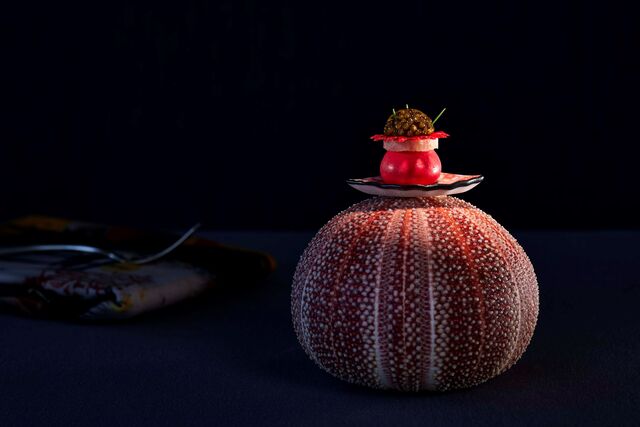 Dancing Shrimps, com caviar Imperial, Camarão da Costa, Coco, e Combava, um cítrico asiático.