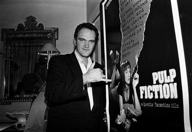 Tarantino em 1994 com o poster do seu famoso filme "Pulp Fiction"