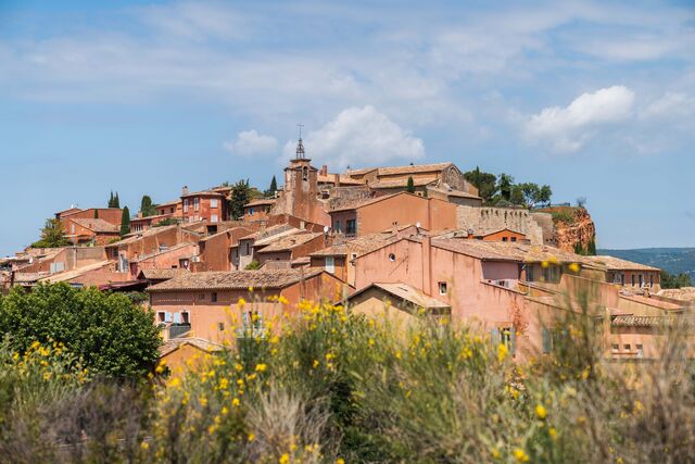 A cerca de 80 km a norte de Marselha, a pequena cidade de Roussillon apresenta-se ao visitante no topo de uma colina e com as suas casas pintadas de ocre.