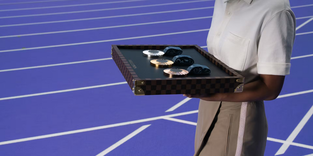 Os tabuleiros de medalhas, concebidos pela Louis Vuitton, são uma demonstração da excelência artesanal francesa.