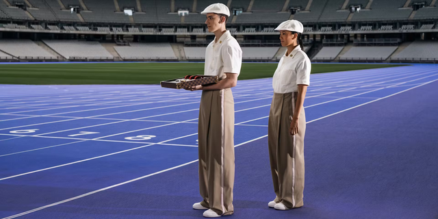 Os uniformes são inspirados nos anos 20, quando o sportswear começou a ganhar destaque e os estilos unissexo e feministas emergiam.
