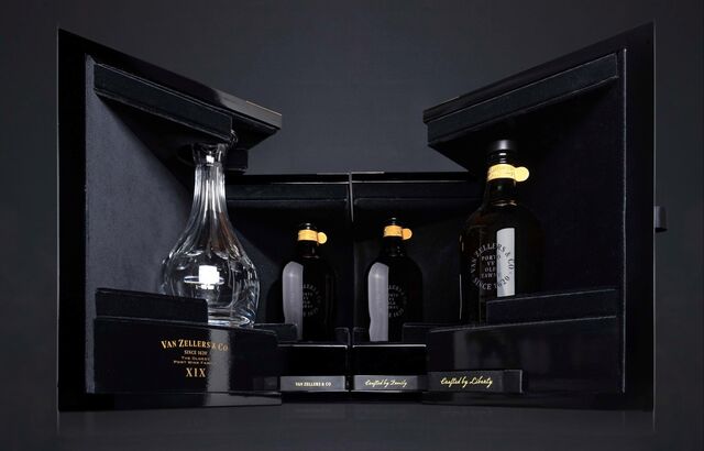 A embalagem, em madeira lacada em forma de cubo, abre-se como uma montra, revelando não apenas as três garrafas, mas um decanter de cristal Vista Alegre, também ele soprado, e três gargantilhas em prata, para identificar cada um dos vinhos no decanter.