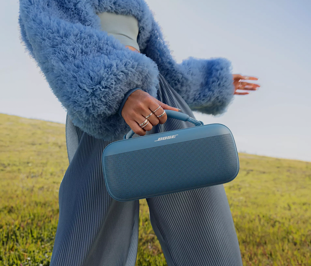 A nova BoseSoundlink® Max, a grande aposta do verão, é uma coluna portátil perfeita para os sunsets na varanda com amigos.