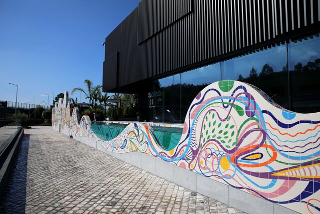A obra foi executada com desenhos exclusivos da artista e azulejos pintados à mão