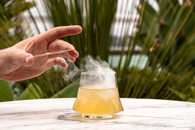 Entre as novas criações, destacam-se cocktails como Jalapeño e Coentros, Sumo Lima e Espuma Abacaxi, refletindo um compromisso com a sustentabilidade e a preservação ambiental.