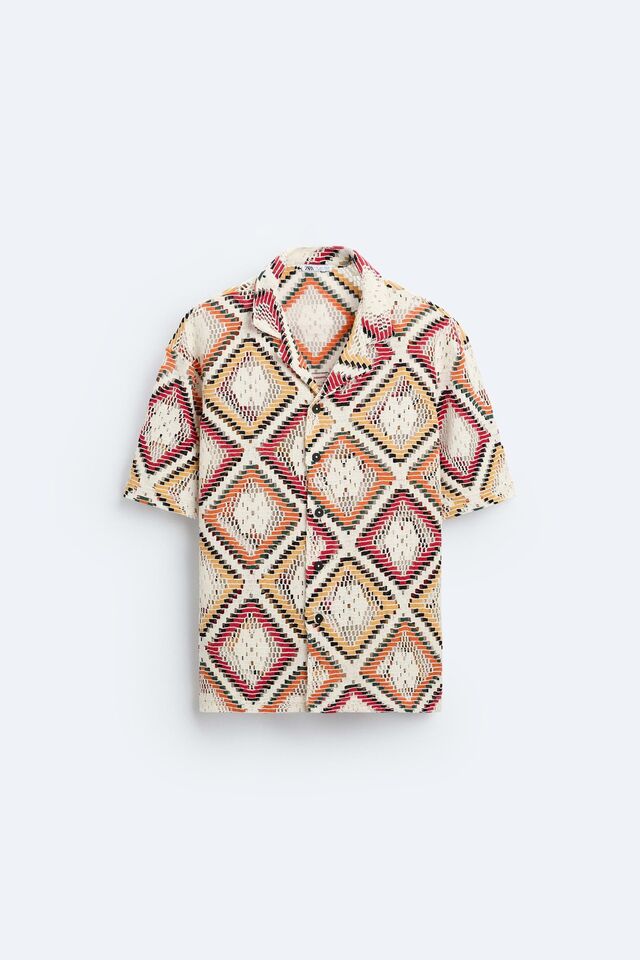 Camisa, €35,95, Zara.