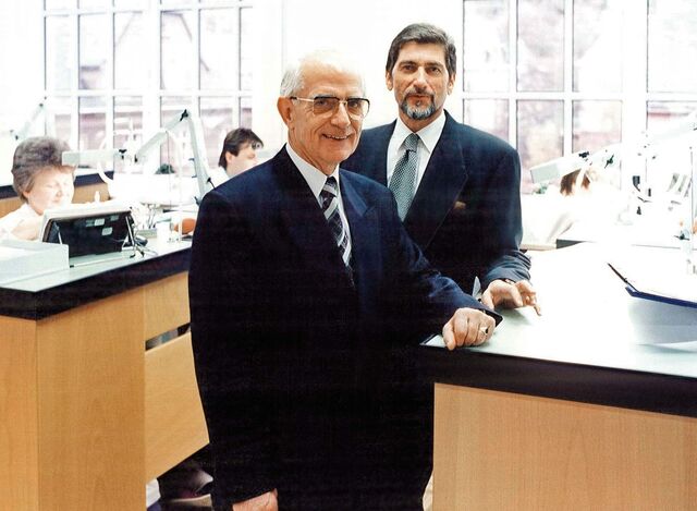 Walter Lange com o sócio Guenter Blümlein, na manufatura em 1994. Blümlein foi um dos relojoeiros mais talentosos da sua geração e fundamental no desenvolvimento da Lange.