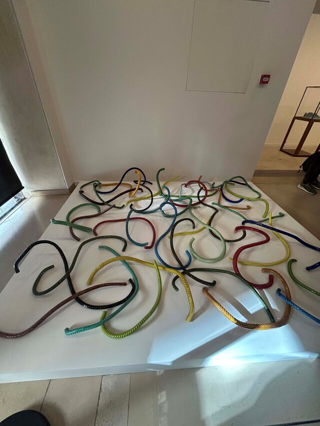 Porcelain Rebar, 2014, inspirado no sismo violentíssimo que afetou a província de Sichuan, no sudoeste da China. Atingiu o grau 8 de magnitude, na escala de Richter, e causou aproximadamente 80 mil mortes.