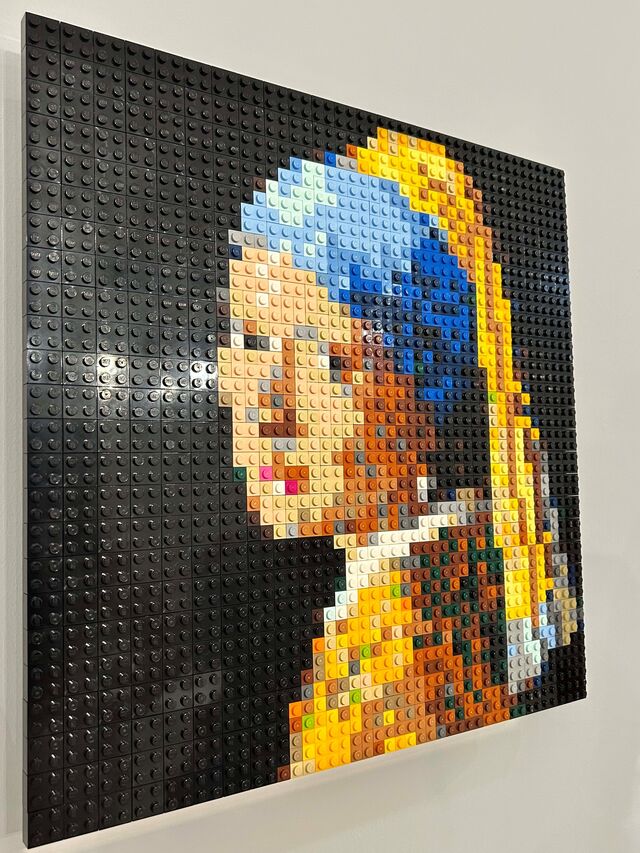 Girl With Pearl (2022), uma reinterpretação com peças de Lego do famoso quadro de Johannes Vemeer, Rapariga Com Brinco de Pérola, de 1665. A obra é uma espécie de troca-por-troca com os contemporâneos de Vermeer: na época, uma loucura pela porcelana chinesa atravessou a Europa.