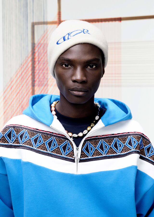 Esta afinidade é evidente em cada peça da coleção, onde a herança cultural africana se funde com o savoir-faire dos ateliês da Dior.