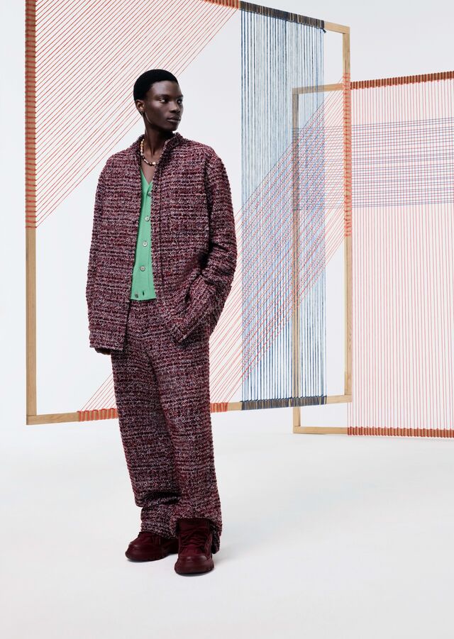 A coleção inclui uma variedade de materiais, desde tweeds tradicionais e denim descontraído até malhas e flanelas.