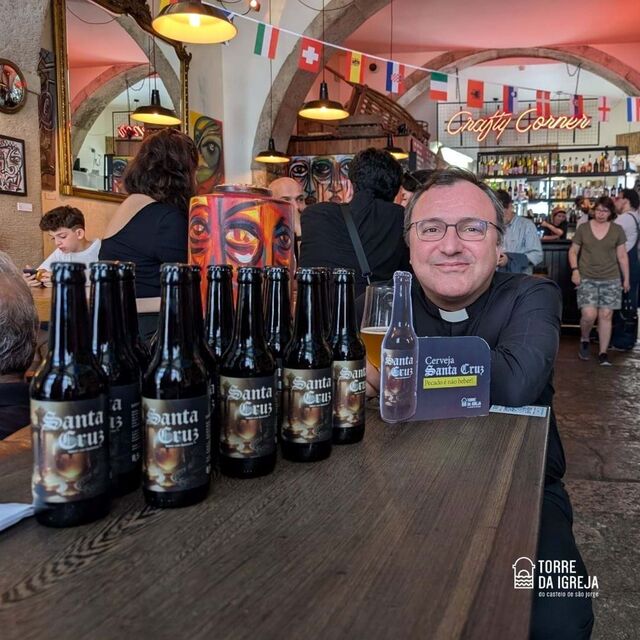 Santa Cruz, a cerveja artesanal que a partir deste mês estará à venda na loja da Torre Sineira, também ela criada pelo Edgar, para financiar o restauro de um dos mais antigos templos de Lisboa.