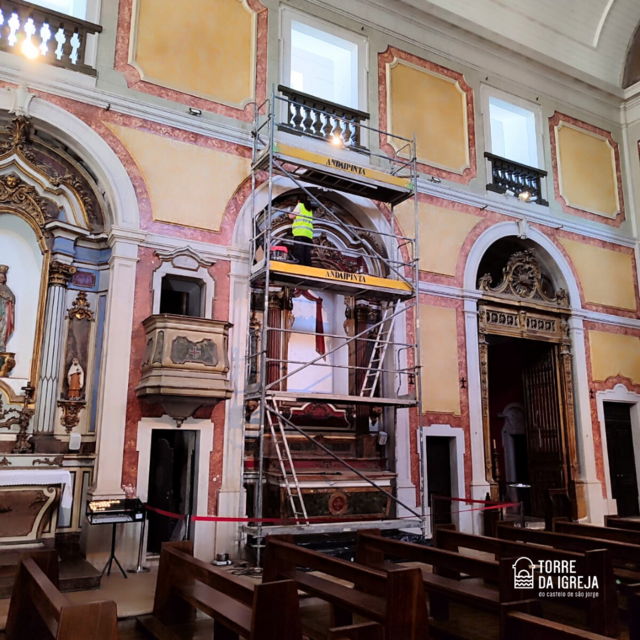 "Esta não é uma igreja tão imponente como a de São Cristovão, mas também tem uma luz própria", reconhece o Padre, que criou ele próprio um novo desenho de luz, para evidenciar a beleza dos diversos altares, cujo restauro é feito ao vivo e em frente aos visitantes.