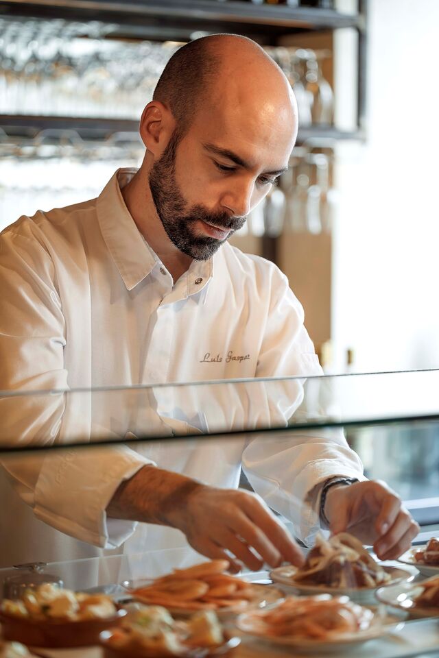 O Chef Luís Gaspar a preparar a vitrine petisqueira