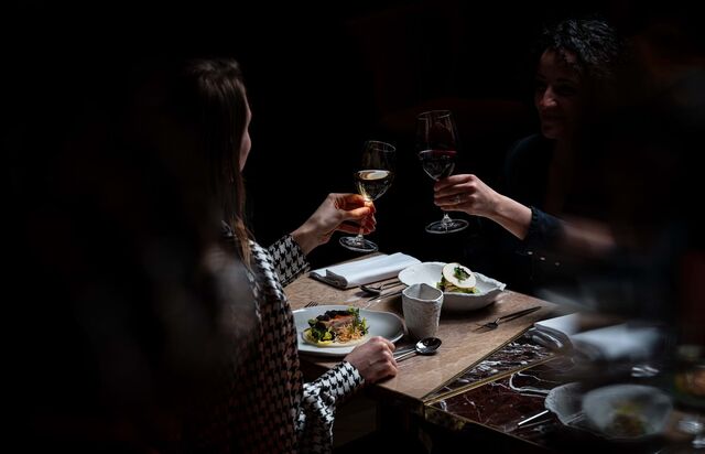 O "Dans Le Noir?" oferece mais do que um simples jantar; é uma oportunidade para refletir sobre a nossa relação com a comida e a forma como os sentidos moldam as nossas experiências diárias.