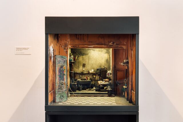 As paredes e a estrutura do Palácio, impregnadas de vida, contrastam com as miniaturas de Sévellec, que combinam detalhes contemporâneos com uma beleza envelhecida.