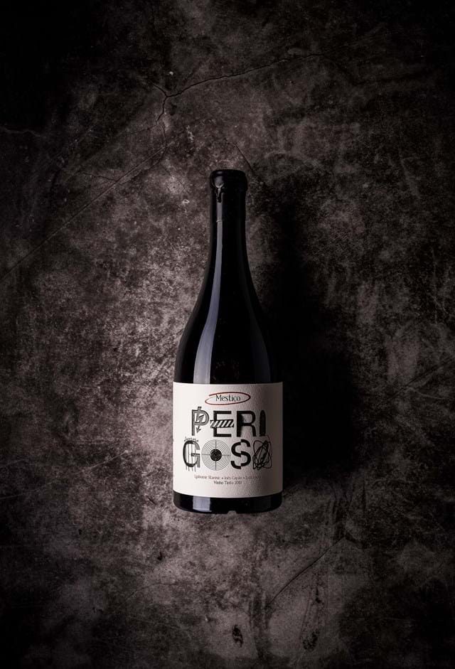 Perigoso, a complex red wine made from several grape varieties that does not even lack a percentage of white.