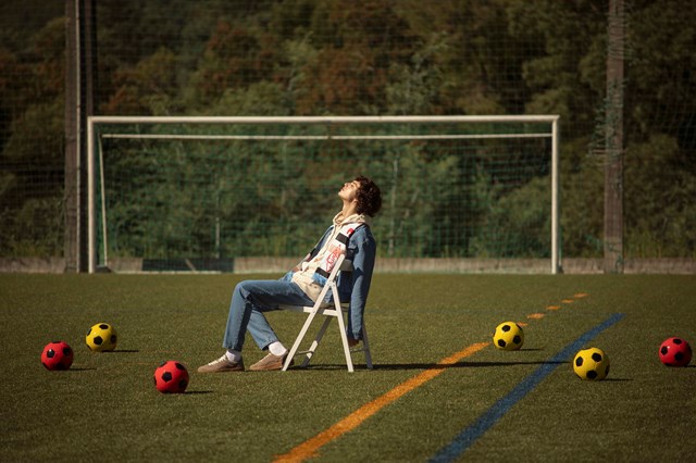 The collection emerges as a dynamic dialogue between the football pitch and the mountain, proposing a narrative where each piece represents a stage of a journey, from warming up on the pitch to conquering the summit.