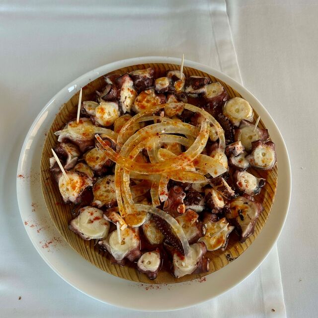 Conhecer uma região implica conhecer a sua gastronomia, e é isso que fazemos ao almoço no Casal do Umia, em Cambados. Emilio Agra Pinheiro foi cozinheiro num barco de pesca e hoje dedica-se à restauração de alma e coração.