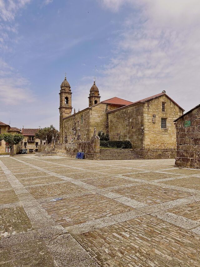 Na medieval praça de Fefiñanes visitamos o solar da família Gil Armada, cuja fachada tem influência do Renascimento italiano.