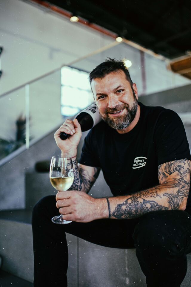 Para quem ainda não sabe, o famoso chef lançou uma marca de vinhos com dez referências, entre brancos e tintos, de norte a sul do país – e já prometeu que não vai ficar por aqui.