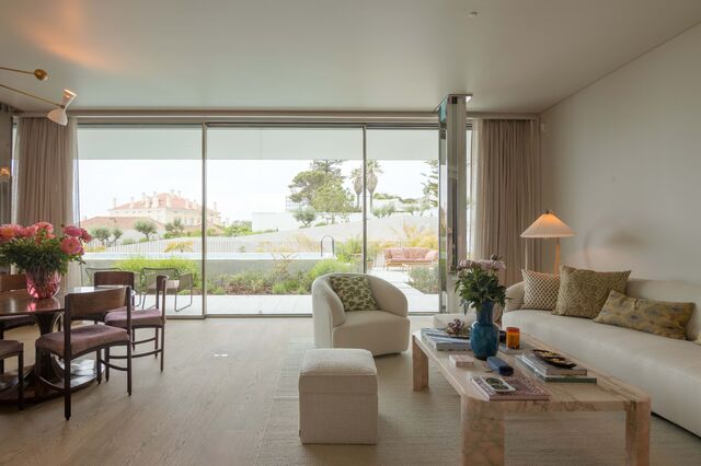 A fachada envidraçada convida a luz e a natureza para dentro de casa