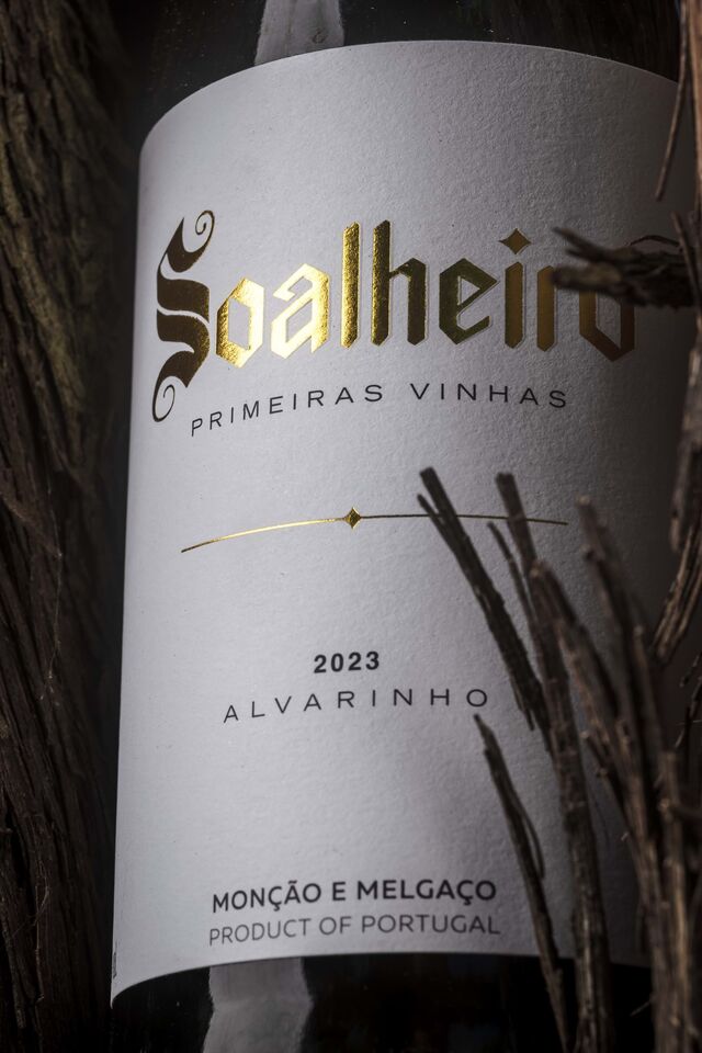Maria João Cerdeira sugere uma menor ou maior temperatura, de 8 a 14 graus, combinando-o, por exemplo, com marisco, todos os tipos de peixe, carne branca, queijo curado, carne fumada ou pratos da cozinha asiática e mediterrânica.