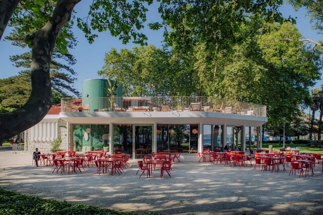 O restaurante tem duas salas interiores, uma esplanada e um rooftop