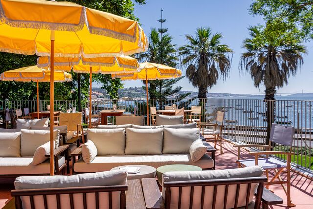 O rooftop tem um menu mais reduzido, à base de pizzas e petiscos e, claro, cocktails