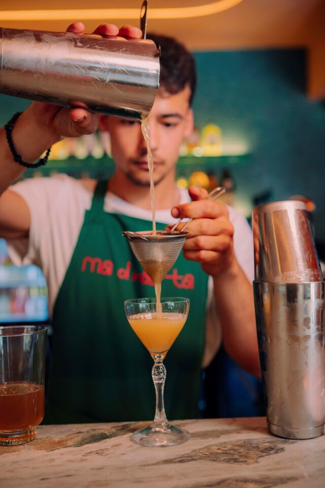 O bar tem uma ampla seleção de bebidas, que vai desde cocktails clássicos até criações de autor