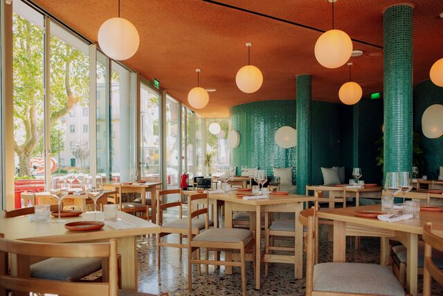 Na sala principal, estilo jardim de inverno, tem vista de mar e jardim