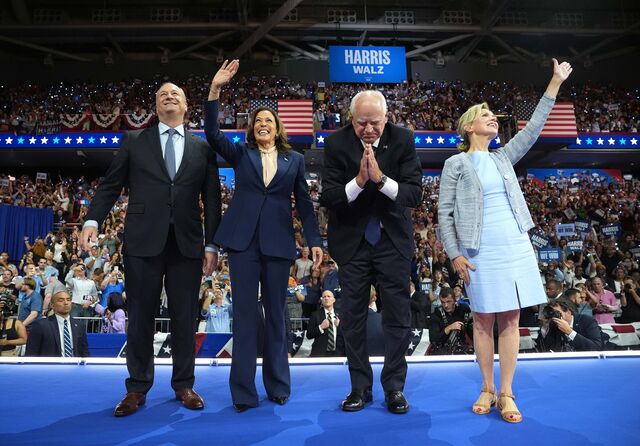 Kamala Harris e Tim Walz fazem a sua primeira aparição juntos em Filadélfia.