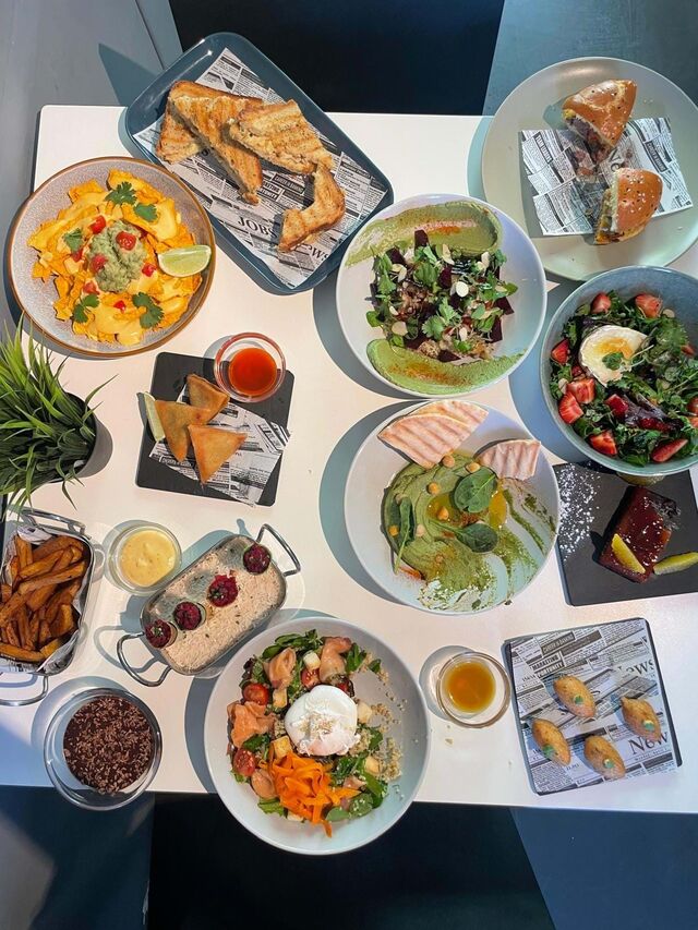 Com uma carta diversificada, que vai desde petiscos e tapas a saladas e pastelaria caseira, o menu foi concebido pelo chef Nuno Bergonse, que tem colaborado com a Associação Crescer desde 2019.
