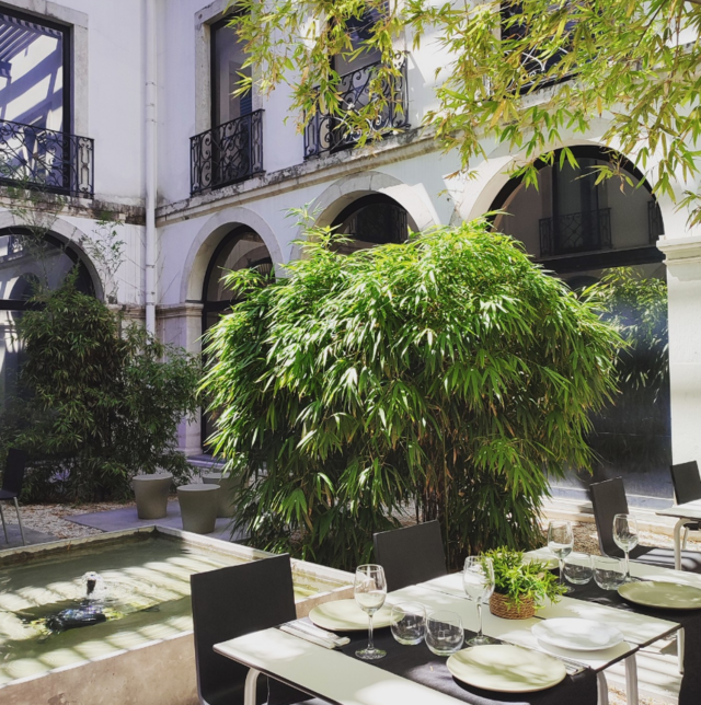 Com 66 lugares distribuídos entre a esplanada exterior, o interior e o claustro, é como se fosse um refúgio de serenidade no meio da agitação da cidade.