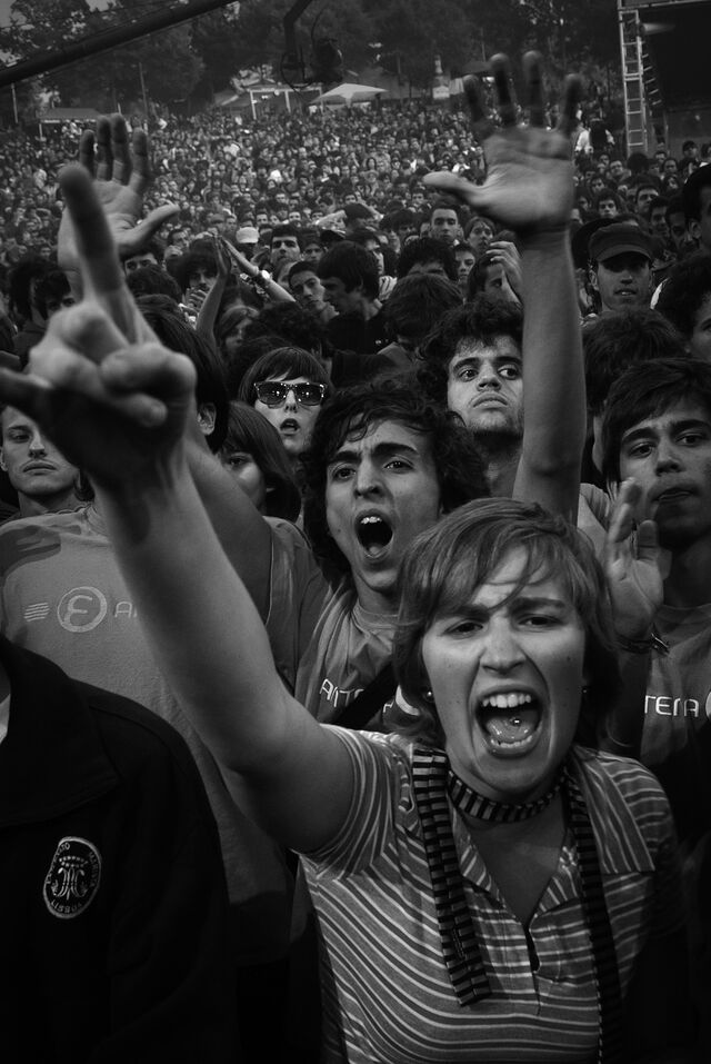 Com textos de Vítor Paulo Pereira, Valter Hugo Mãe, Mário Lopes e Sandra Maria Teixeira, e fotografias que vão muito para lá do palco