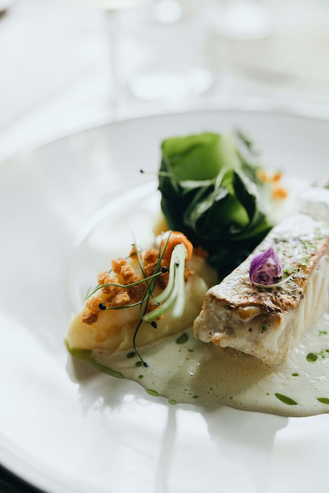 Lombo de bacalhau assado, azeite de alho, batata nova a murro, ovo, azeitonas de Moura e coentro.