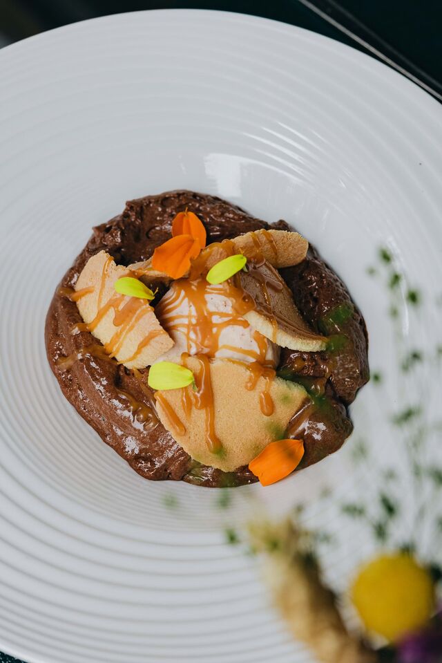 Mousse de chocolate 70% cacau com gelado de avelã torrada, caramelo salgado e telhas de amêndoa.