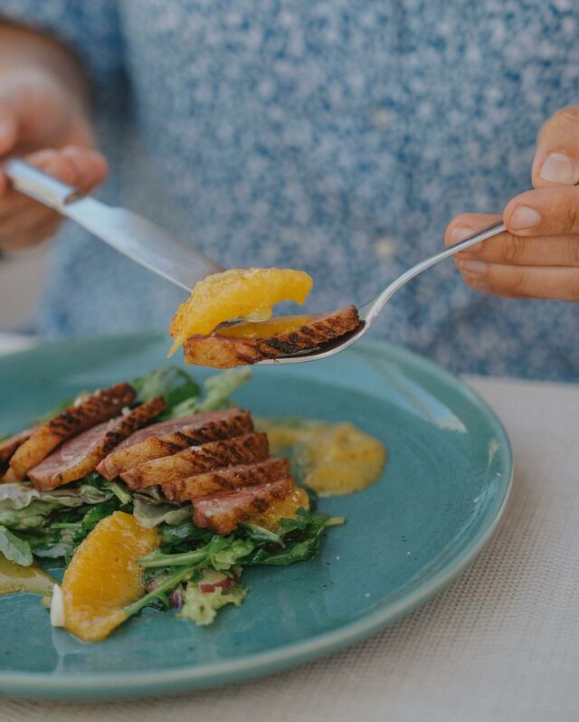 Magret de pato com salada de laranja.