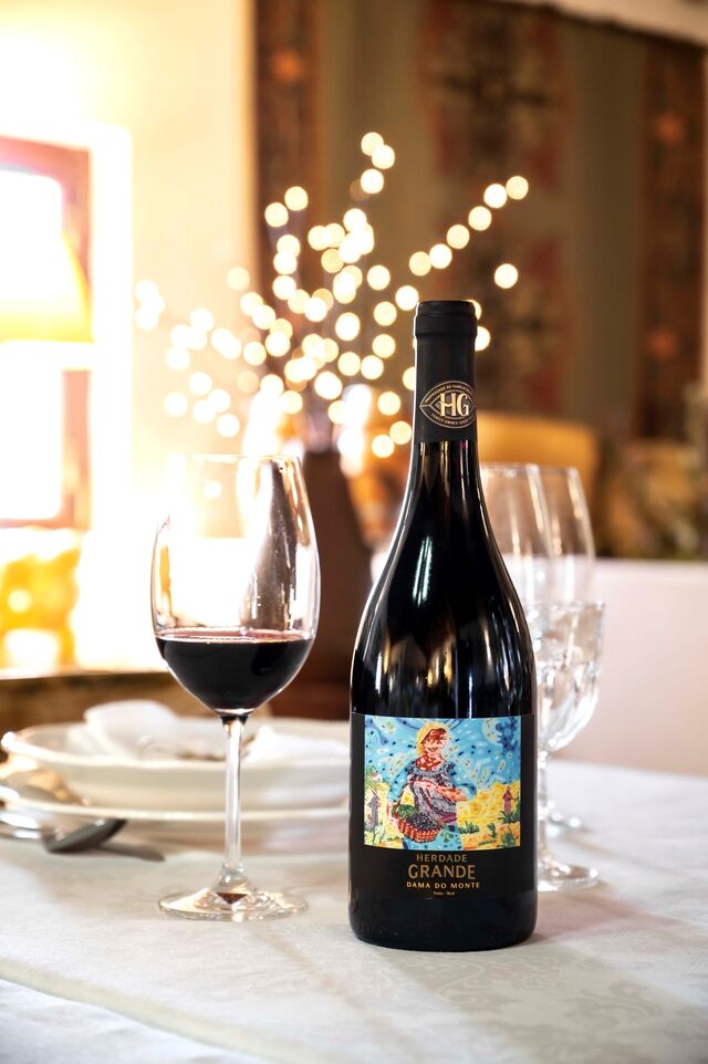 Outra edição especial - e outra homenagem à mulher, em especial, à mulher alentejana - é o vinho Dama do Monte.